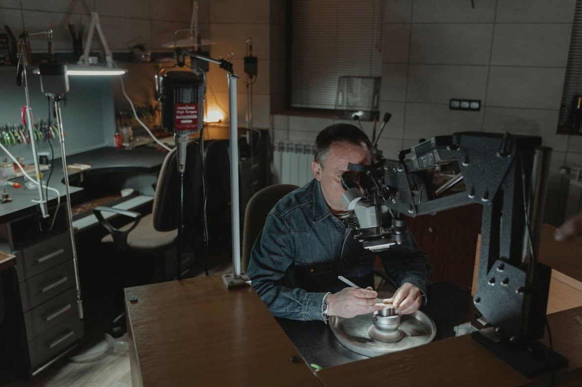 Istraživači u laboratoriji pregledaju uzorak zlata pod mikroskopom