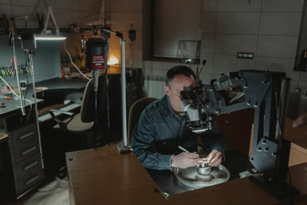 Istraživači u laboratoriji pregledaju uzorak zlata pod mikroskopom